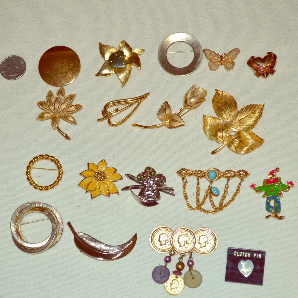 Brooch lot